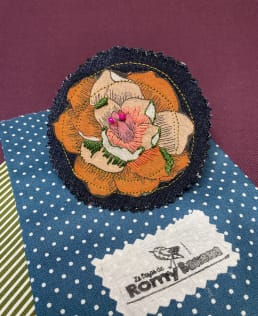 Broche ronde fleur orange