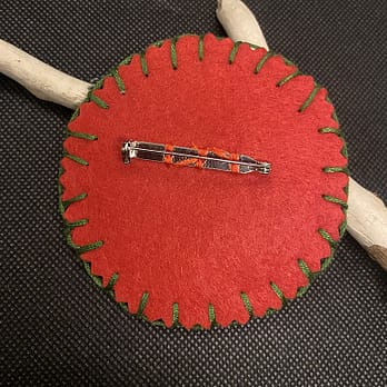 broche fleur bleue vert dos