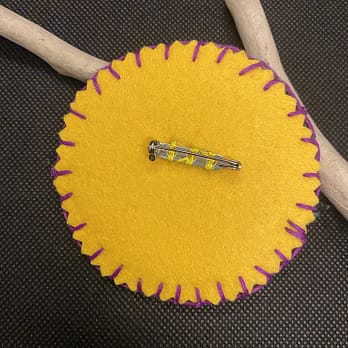 Broche fleur vert violet dos