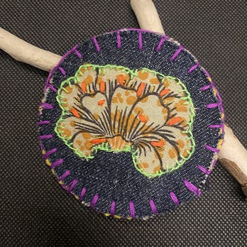 Broche fleur vert violet