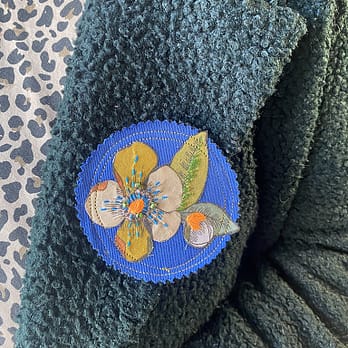 Broche coton ronde fleur Moly kaki porté