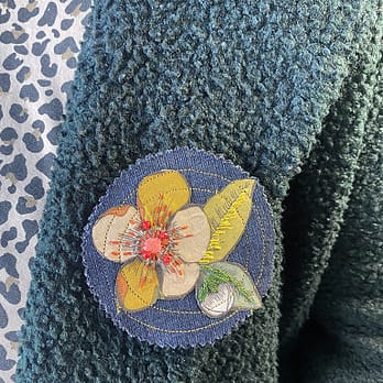 Broche Denim ronde fleur Moly kaki portée