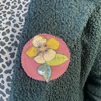 Broche Velours ronde fleur Moly kaki portée
