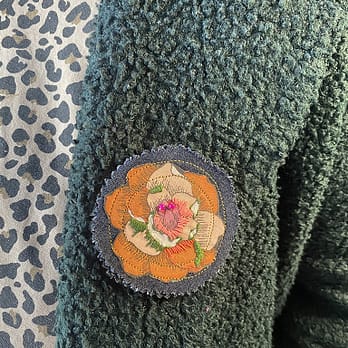 Broche ronde fleur Pivoine orange portée