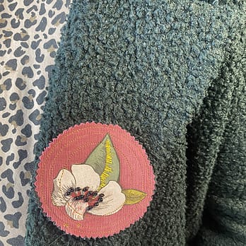 Broche Velours ronde fleur Arum blanc portée