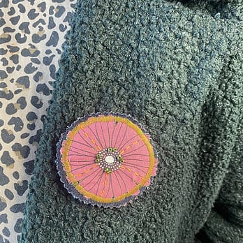 Broche fleur ronde Marguerite rose portée