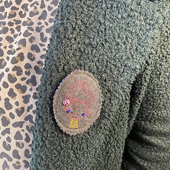 Broche ovale Tata Rossy rose groupe portée