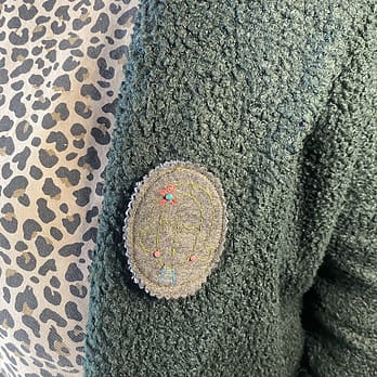 Broche ovale Tata Ariane kaki portée