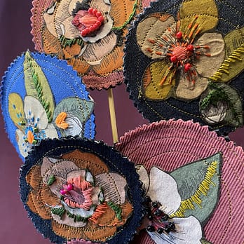 Broche Denim ronde fleur Moly kaki envers