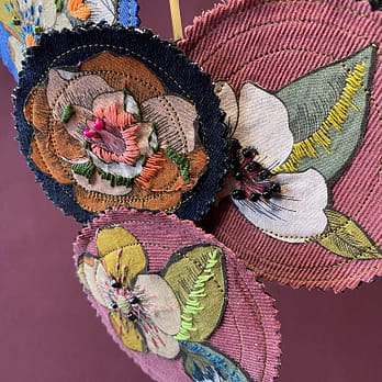 Broche Velours ronde fleur Moly kaki