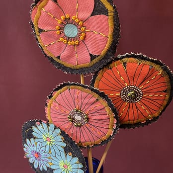 Broche fleur ronde Marguerite rouge groupe