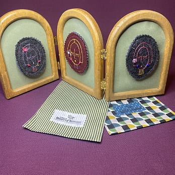 Broche ovale Tata Rossy rose groupe