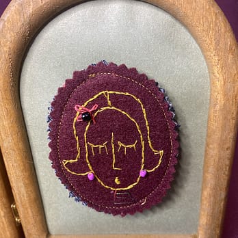 Broche ovale Tata Ariane jaune cadre