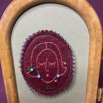 Broche ovale Tata Ariane rose cadre