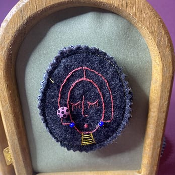 Broche ovale Tata Rossy rose cadre