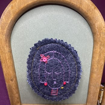 Broche ovale Tata Rossy violette cadre