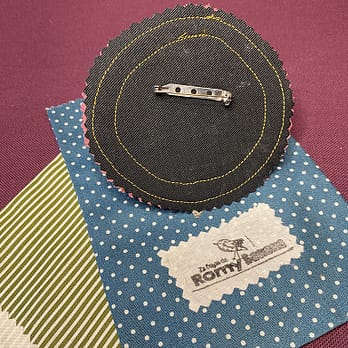 Broche Denim ronde fleur Moly kaki envers