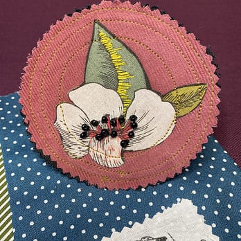 Broche Velours ronde fleur Arum blanc