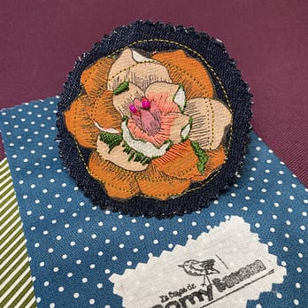 Broche ronde fleur orange